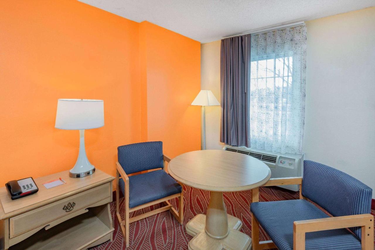 Howard Johnson By Wyndham Staunton Luaran gambar
